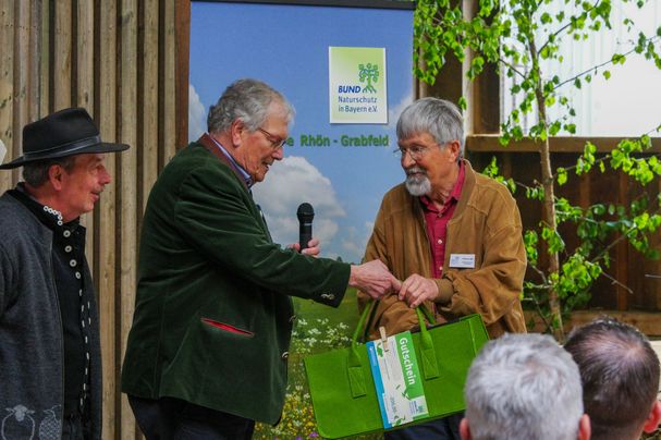 Geschenkübergabe Dr. Hubert Weiger an Helmut Bär © Dieter Jetschni